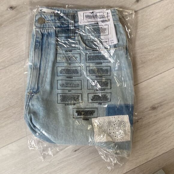 HOLLISTER CURVY ULTRA HIGH-RISE LIGHT WASH PATCHWORK VINTAGE‎ RELAXED MOM SHORT - Picture 5 of 7